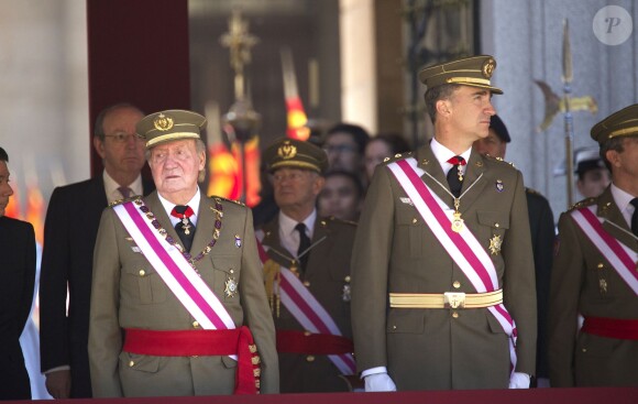 Le roi Juan Carlos Ier et le prince Felipe d'Espagne assistaient ensemble à la cérémonie marquantle bicentenaire de l'ordre royal et militaire de San Hermenegildo, le 3 juin 2014 au monastère San Lorenzo de El Escorial à Madrid, au lendemain de l'annonce de l'abdication du roi au profit de son fils.