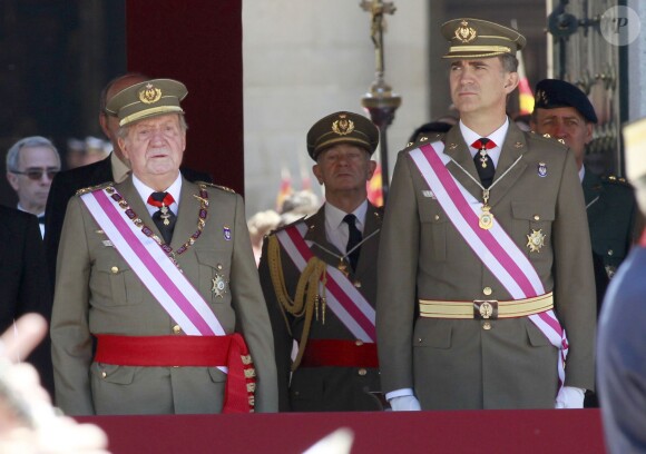 Le roi Juan Carlos Ier et le prince Felipe d'Espagne assistaient ensemble à la cérémonie marquantle bicentenaire de l'ordre royal et militaire de San Hermenegildo, le 3 juin 2014 au monastère San Lorenzo de El Escorial à Madrid, au lendemain de l'annonce de l'abdication du roi au profit de son fils.