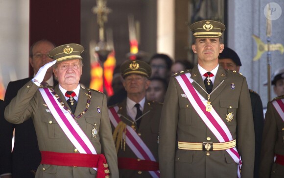 Le roi Juan Carlos Ier et le prince Felipe d'Espagne assistaient ensemble à la cérémonie marquantle bicentenaire de l'ordre royal et militaire de San Hermenegildo, le 3 juin 2014 au monastère San Lorenzo de El Escorial à Madrid, au lendemain de l'annonce de l'abdication du roi au profit de son fils.
