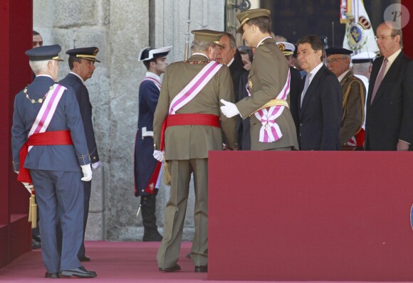 Le roi Juan Carlos Ier et le prince Felipe d'Espagne assistaient ensemble à la cérémonie marquantle bicentenaire de l'ordre royal et militaire de San Hermenegildo, le 3 juin 2014 au monastère San Lorenzo de El Escorial à Madrid, au lendemain de l'annonce de l'abdication du roi au profit de son fils.