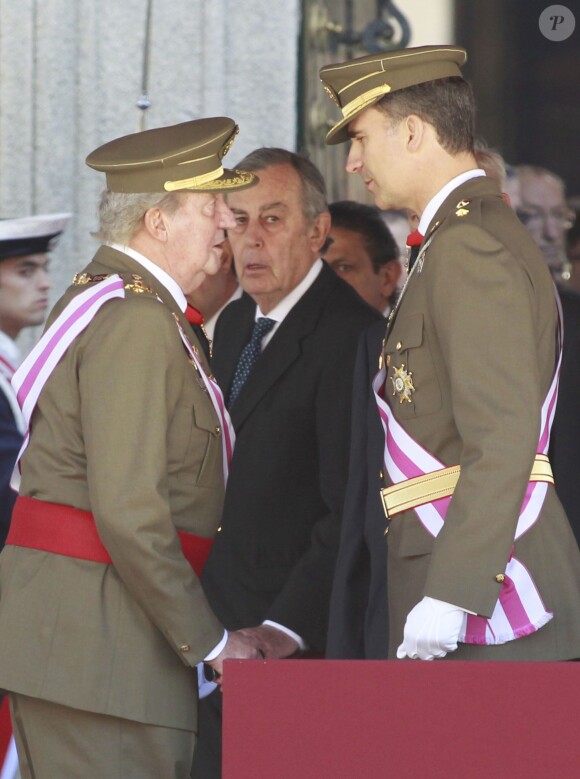 Le roi Juan Carlos Ier et le prince Felipe d'Espagne assistaient ensemble à la cérémonie marquantle bicentenaire de l'ordre royal et militaire de San Hermenegildo, le 3 juin 2014 au monastère San Lorenzo de El Escorial à Madrid, au lendemain de l'annonce de l'abdication du roi au profit de son fils.