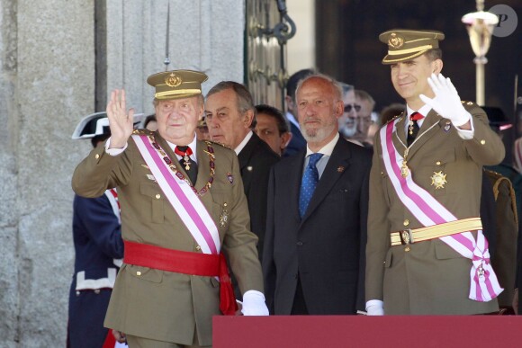 Le roi Juan Carlos Ier et le prince Felipe d'Espagne assistaient ensemble à la cérémonie marquantle bicentenaire de l'ordre royal et militaire de San Hermenegildo, le 3 juin 2014 au monastère San Lorenzo de El Escorial à Madrid, au lendemain de l'annonce de l'abdication du roi au profit de son fils.