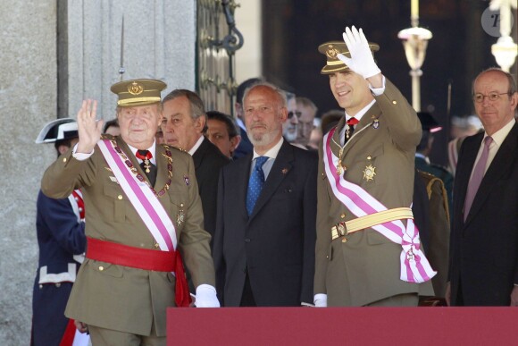 Le roi Juan Carlos Ier et le prince Felipe d'Espagne assistaient ensemble à la cérémonie marquantle bicentenaire de l'ordre royal et militaire de San Hermenegildo, le 3 juin 2014 au monastère San Lorenzo de El Escorial à Madrid, au lendemain de l'annonce de l'abdication du roi au profit de son fils.