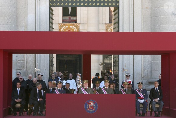 Le roi Juan Carlos Ier et le prince Felipe d'Espagne assistaient ensemble à la cérémonie marquantle bicentenaire de l'ordre royal et militaire de San Hermenegildo, le 3 juin 2014 au monastère San Lorenzo de El Escorial à Madrid, au lendemain de l'annonce de l'abdication du roi au profit de son fils.