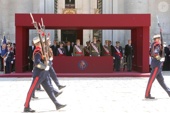 Le roi Juan Carlos Ier et le prince Felipe d'Espagne assistaient ensemble à la cérémonie marquantle bicentenaire de l'ordre royal et militaire de San Hermenegildo, le 3 juin 2014 au monastère San Lorenzo de El Escorial à Madrid, au lendemain de l'annonce de l'abdication du roi au profit de son fils.