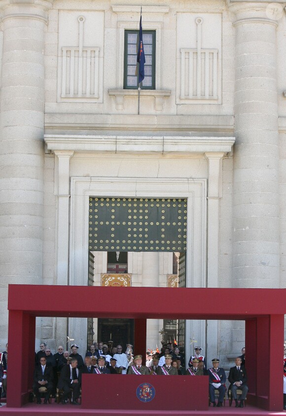 Le roi Juan Carlos Ier et le prince Felipe d'Espagne assistaient ensemble à la cérémonie marquantle bicentenaire de l'ordre royal et militaire de San Hermenegildo, le 3 juin 2014 au monastère San Lorenzo de El Escorial à Madrid, au lendemain de l'annonce de l'abdication du roi au profit de son fils.