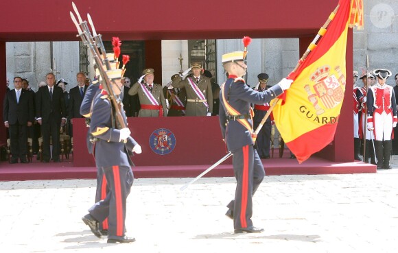 Le roi Juan Carlos Ier et le prince Felipe d'Espagne assistaient ensemble à la cérémonie marquantle bicentenaire de l'ordre royal et militaire de San Hermenegildo, le 3 juin 2014 au monastère San Lorenzo de El Escorial à Madrid, au lendemain de l'annonce de l'abdication du roi au profit de son fils.
