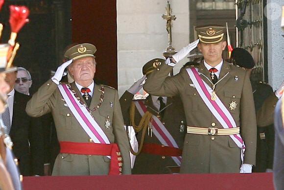 Le roi Juan Carlos Ier et le prince Felipe d'Espagne assistaient ensemble à la cérémonie marquantle bicentenaire de l'ordre royal et militaire de San Hermenegildo, le 3 juin 2014 au monastère San Lorenzo de El Escorial à Madrid, au lendemain de l'annonce de l'abdication du roi au profit de son fils.