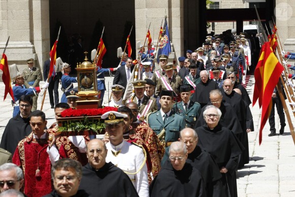 Le roi Juan Carlos Ier et le prince Felipe d'Espagne assistaient ensemble à la cérémonie marquantle bicentenaire de l'ordre royal et militaire de San Hermenegildo, le 3 juin 2014 au monastère San Lorenzo de El Escorial à Madrid, au lendemain de l'annonce de l'abdication du roi au profit de son fils.
