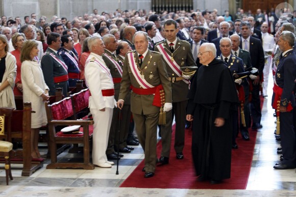 Le roi Juan Carlos Ier et le prince Felipe d'Espagne assistaient ensemble à la cérémonie marquant le bicentenaire de l'ordre royal et militaire de San Hermenegildo, le 3 juin 2014 au monastère San Lorenzo de El Escorial à Madrid, au lendemain de l'annonce de l'abdication du roi au profit de son fils.