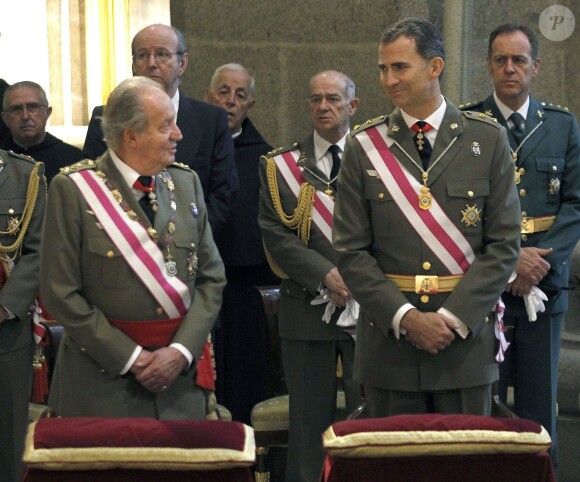 Le roi Juan Carlos Ier et le prince Felipe d'Espagne assistaient ensemble à la cérémonie marquantle bicentenaire de l'ordre royal et militaire de San Hermenegildo, le 3 juin 2014 au monastère San Lorenzo de El Escorial à Madrid, au lendemain de l'annonce de l'abdication du roi au profit de son fils.