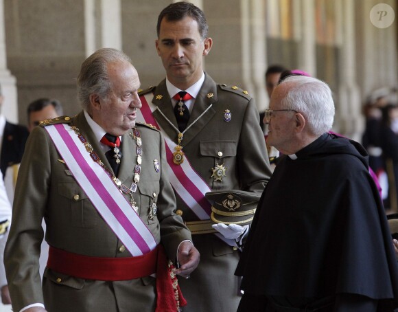 Le roi Juan Carlos Ier et le prince Felipe d'Espagne assistaient ensemble à la cérémonie marquantle bicentenaire de l'ordre royal et militaire de San Hermenegildo, le 3 juin 2014 au monastère San Lorenzo de El Escorial à Madrid, au lendemain de l'annonce de l'abdication du roi au profit de son fils.