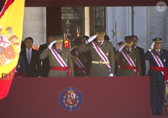 Le roi Juan Carlos Ier et le prince Felipe d'Espagne assistaient ensemble à la cérémonie marquantle bicentenaire de l'ordre royal et militaire de San Hermenegildo, le 3 juin 2014 au monastère San Lorenzo de El Escorial à Madrid, au lendemain de l'annonce de l'abdication du roi au profit de son fils.