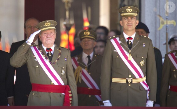 Le roi Juan Carlos Ier et le prince Felipe d'Espagne assistaient ensemble à la cérémonie marquantle bicentenaire de l'ordre royal et militaire de San Hermenegildo, le 3 juin 2014 au monastère San Lorenzo de El Escorial à Madrid, au lendemain de l'annonce de l'abdication du roi au profit de son fils.