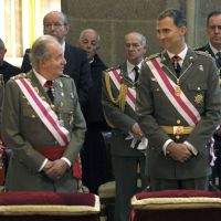 Felipe et Juan Carlos d'Espagne : En uniforme mais détendus, un moment spécial