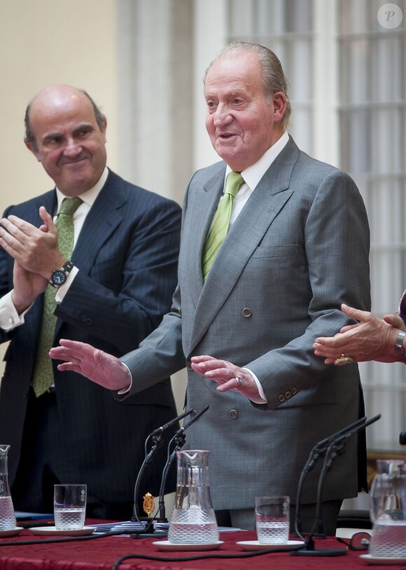Le roi Juan Carlos Ier d'Espagne remettant le Prix Royaume d'Espagne au palais du Pardo le 4 juin 2014