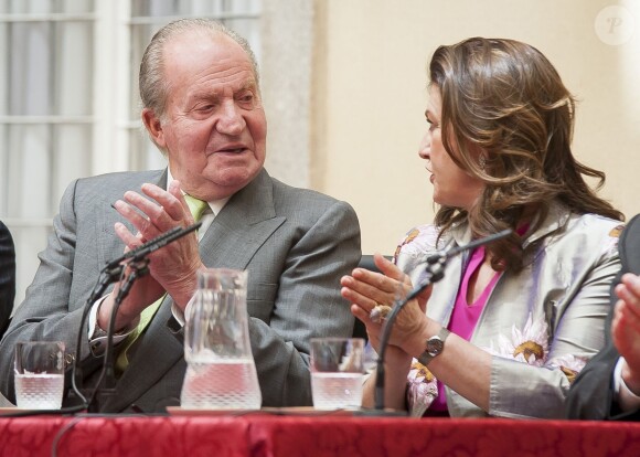 Le roi Juan Carlos Ier d'Espagne remettant le Prix Royaume d'Espagne au palais du Pardo le 4 juin 2014