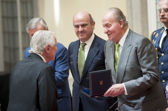 Le roi Juan Carlos Ier d'Espagne remettant le Prix Royaume d'Espagne au palais du Pardo le 4 juin 2014