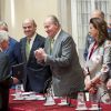 Le roi Juan Carlos Ier d'Espagne remettant le Prix Royaume d'Espagne au palais du Pardo le 4 juin 2014