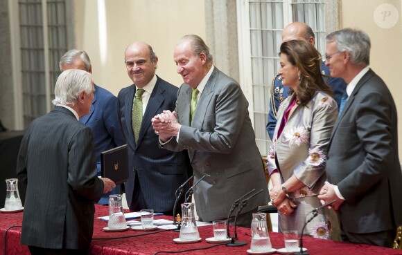 Le roi Juan Carlos Ier d'Espagne remettant le Prix Royaume d'Espagne au palais du Pardo le 4 juin 2014