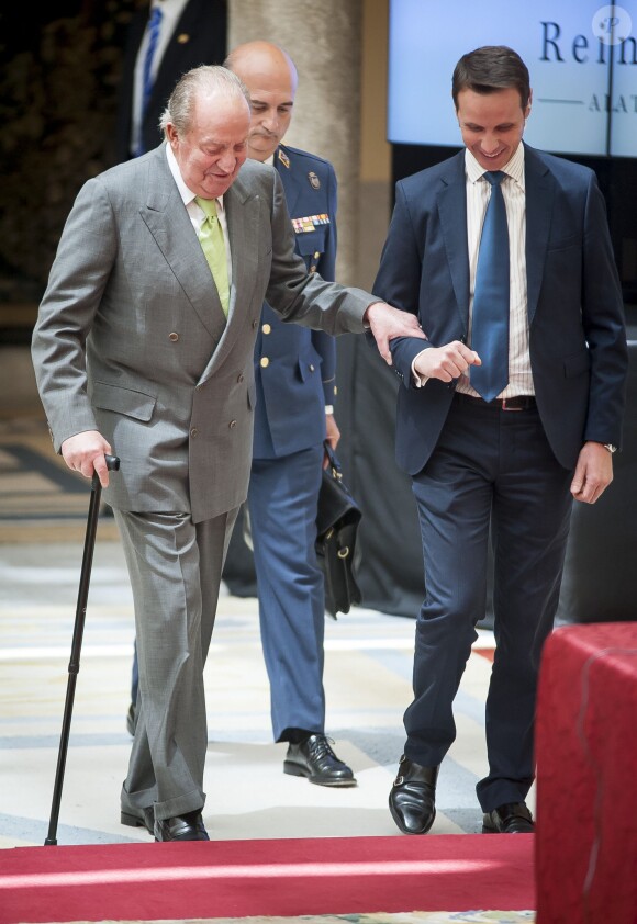 Le roi Juan Carlos Ier d'Espagne remettant le Prix Royaume d'Espagne au palais du Pardo le 4 juin 2014