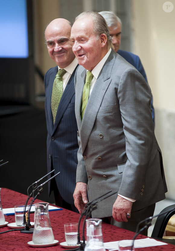 Le roi Juan Carlos Ier d'Espagne remettant le Prix Royaume d'Espagne au palais du Pardo le 4 juin 2014