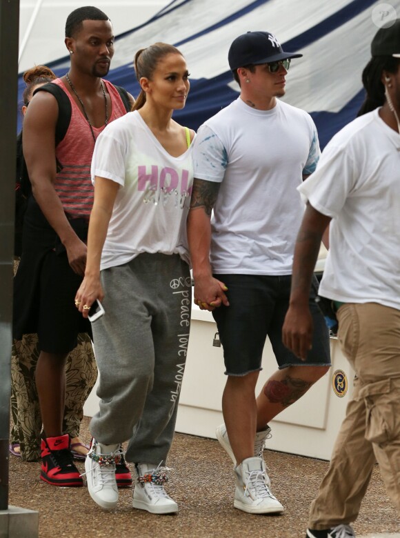 Jennifer Lopez lors d'un photoshoot sur un yacht à Miami, le 12 février 2014. Ses enfants Max et Emme ainsi que son petit ami Casper Smart étaient également présents.