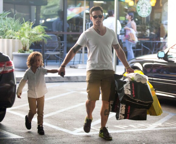 Casper Smart emmène Max et Emme, les enfants de Jennifer Lopez, faire du shopping au centre commercial a Century City, le 28 août 2013.