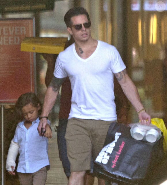 Casper Smart emmène Max et Emme, les enfants de Jennifer Lopez, faire du shopping au centre commercial à Century City, le 28 août 2013.