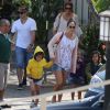 Exclusif - No Web - Jennifer Lopez, son compagnon Casper Smart et ses enfants Emme et Max sur une plage de Malibu le 6 juillet 2013. 