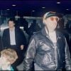 Coluche, son fils Marius et Paul Lederman (en second plan) quittent l'émission Champs-Elysées à Paris le 303 juin 1985. 