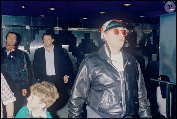 Coluche, son fils Marius et Paul Lederman (en second plan) quittent l'émission Champs-Elysées à Paris le 303 juin 1985. 