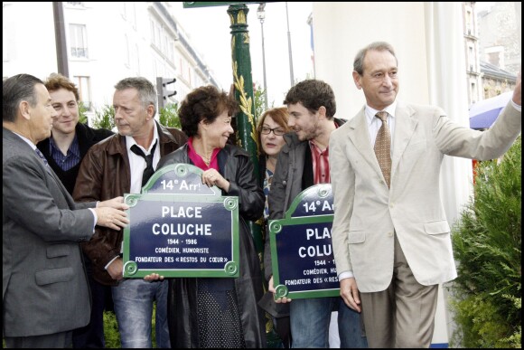 Inauguration d'une plaque pour Coluche en présence de Véronique Colucci et ses fils, Romain et Marius, à Pars le 29 octobre 2006. 