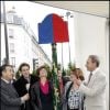 Inauguration d'une plaque pour Coluche en présence de Véronique Colucci et ses fils, Romain et Marius, à Pars le 29 octobre 2006. 