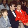 Véronique Colucci et ses fils, Marius et Romain, le jour de l'enterrement de Coluche le 24 juin 1986. 