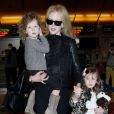  Nicole Kidman avec ses filles Sunday et Faith &agrave; l'a&eacute;roport de Los Angeles le 26 mars 2014 