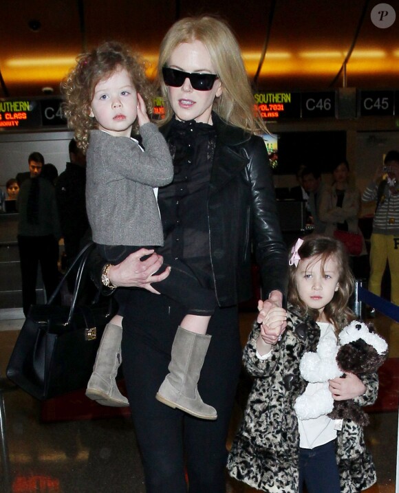 Nicole Kidman avec ses filles Sunday et Faith à l'aéroport de Los Angeles le 26 mars 2014