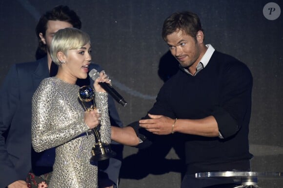 Miley Cyrus et Kellan Lutz lors des World Music Awards au Sporting de Monaco, le 27 mai 2014.