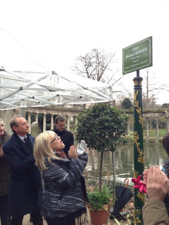 France Gall et le maire de Paris, Bertrand Delanoë, inaugurent une allée Michel Berger au Parc Monceau à Paris le mercredi 19 décembre 2012.