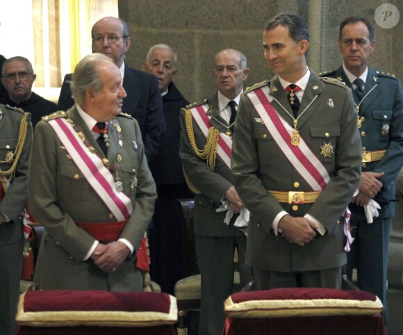 Le roi Juan Carlos Ier et le prince Felipe d'Espagne lors du bicentenaire de l'ordre royal et militaire San Hermenegildo au monastère San Lorenzo de El Escorial le 3 juin 2014
