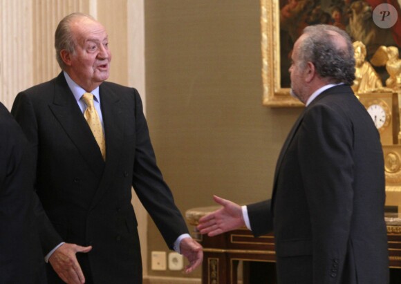 Le roi Juan Carlos d'Espagne lors de la réunion annuelle avec les dirigeants de la Fondation Carolina au palais de la Zarzuela à Madrid, le 5 juin 2014.  King Spain Juan Carlos I during the annual meeting of the board of the Carolina Foundation in the Zarzuela Palace, in Madrid, on June 5 2014.05/06/2014 - Madrid