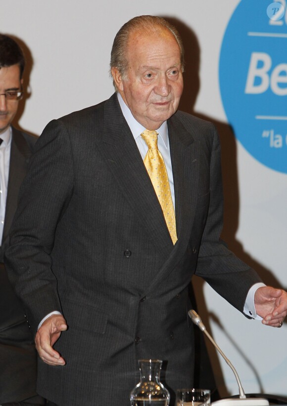 Le roi Juan Carlos d'Espagne donne des bourses de "La Caixa" à des étudiants lors d'une cérémonie à Madrid, le 5 juin 2014.  King Juan Carlos of Spain handed out the 'La Caixa' scholarships to students in Madrid, Spain, on June 5th, 201405/06/2014 - Madrid