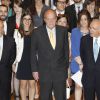 Le roi Juan Carlos d'Espagne donne des bourses de "La Caixa" à des étudiants lors d'une cérémonie à Madrid, le 5 juin 2014.  King Juan Carlos of Spain handed out the 'La Caixa' scholarships to students in Madrid, Spain, on June 5th, 201405/06/2014 - Madrid