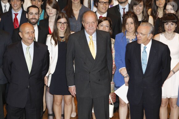 Le roi Juan Carlos d'Espagne donne des bourses de "La Caixa" à des étudiants lors d'une cérémonie à Madrid, le 5 juin 2014.  King Juan Carlos of Spain handed out the 'La Caixa' scholarships to students in Madrid, Spain, on June 5th, 201405/06/2014 - Madrid