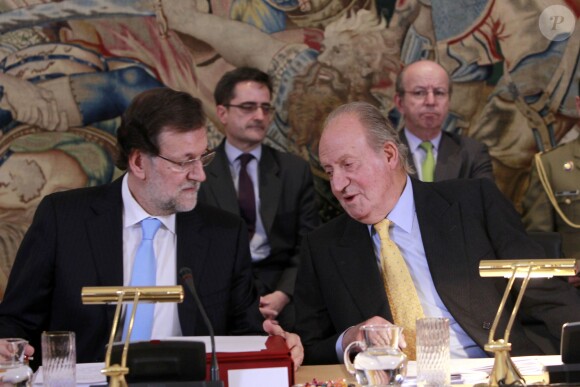 Le premier ministre Mariano Rajoy et le roi Juan Carlos lors de la réunion annuelle avec les dirigeants de la Fondation Carolina au palais de la Zarzuela à Madrid, le 5 juin 2014.  King Spain Juan Carlos I and President Spain Mariano Rajoy during the annual meeting of the board of the Carolina Foundation in the Zarzuela Palace, in Madrid, on June 5 2014.05/06/2014 - Madrid