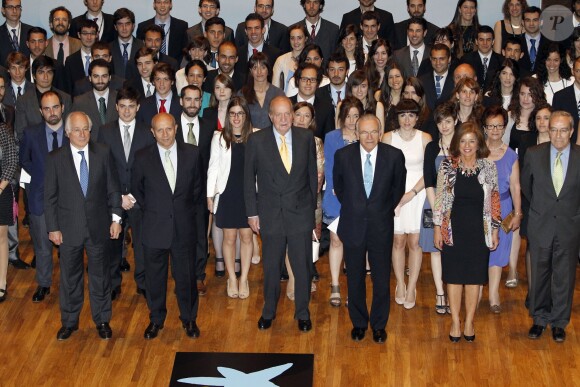Le roi Juan Carlos d'Espagne donne des bourses de "La Caixa" à des étudiants lors d'une cérémonie à Madrid, le 5 juin 2014.  King Juan Carlos of Spain handed out the 'La Caixa' scholarships to students in Madrid, Spain, on June 5th, 201405/06/2014 - Madrid