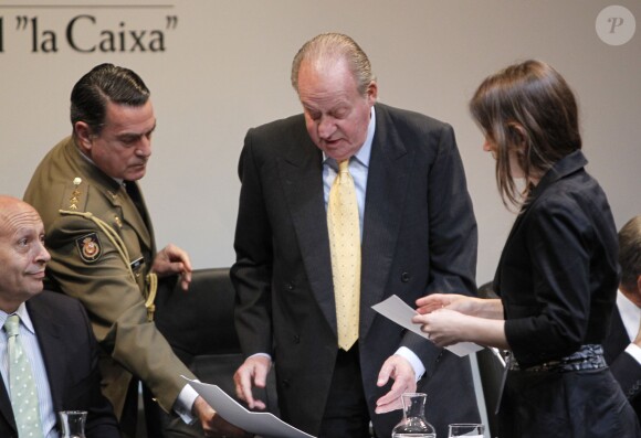 Le roi Juan Carlos d'Espagne donne des bourses de "La Caixa" à des étudiants lors d'une cérémonie à Madrid, le 5 juin 2014.  King Juan Carlos of Spain handed out the 'La Caixa' scholarships to students in Madrid, Spain, on June 5th, 201405/06/2014 - Madrid