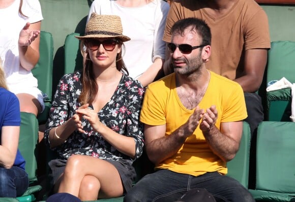 Alice Pol et un ami assistent à la finale dame des Internationaux de France de tennis de Roland Garros à Paris le 7 juin 2014