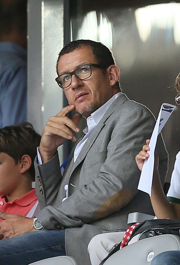 L'acteur Dany Boon avec ses fils Eytan et Elia lors du match France-Jamaïque à Lille le 8 juin 2014.