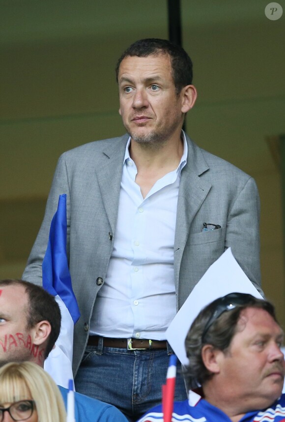 L'acteur Dany Boon avec ses fils Eytan et Elia lors du match France-Jamaïque à Lille le 8 juin 2014.